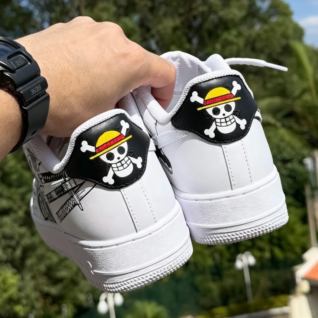 Skull and crossbones badge stitched on the heel of hand-painted sneakers